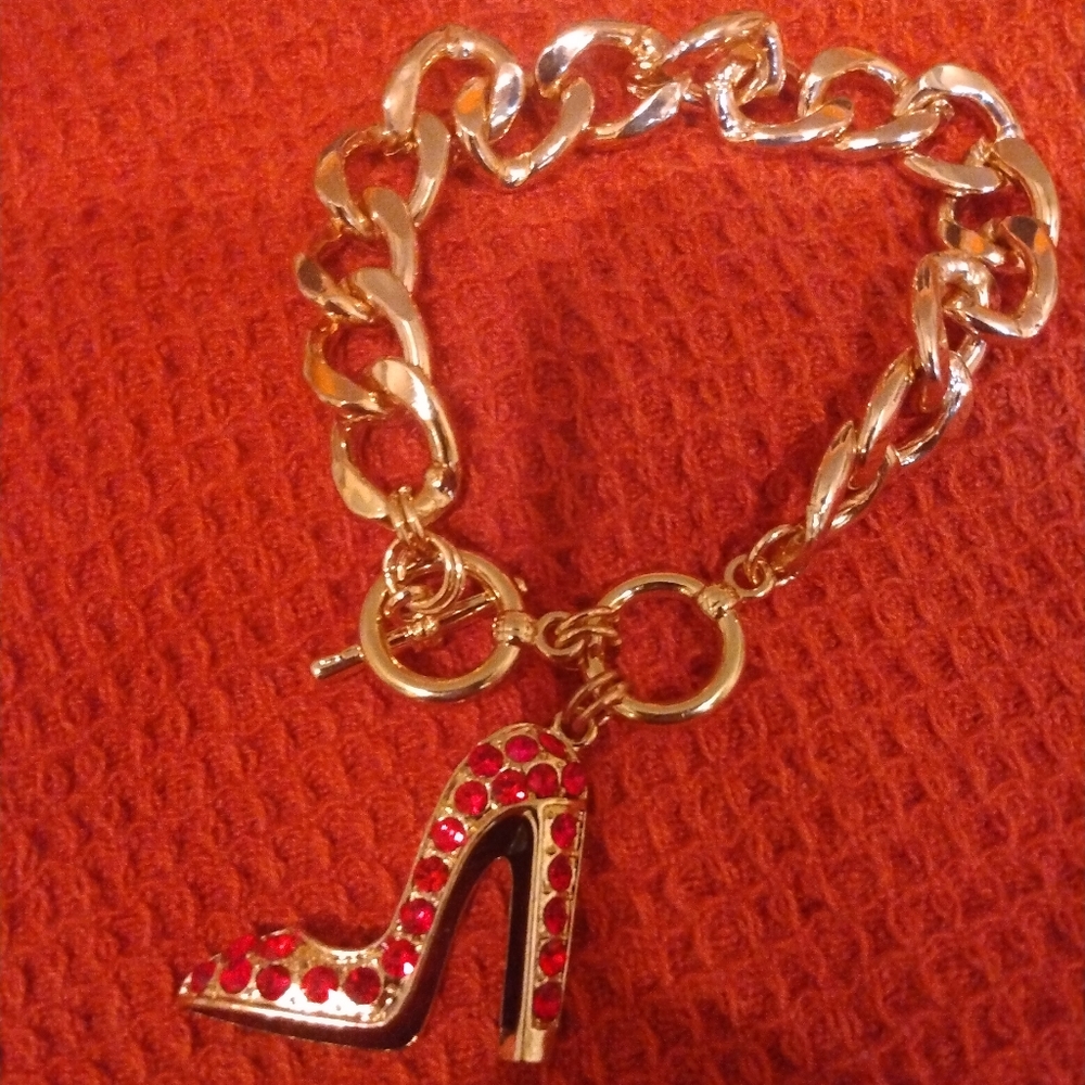 Chunky gold tone bracelet with red stone stilleto
